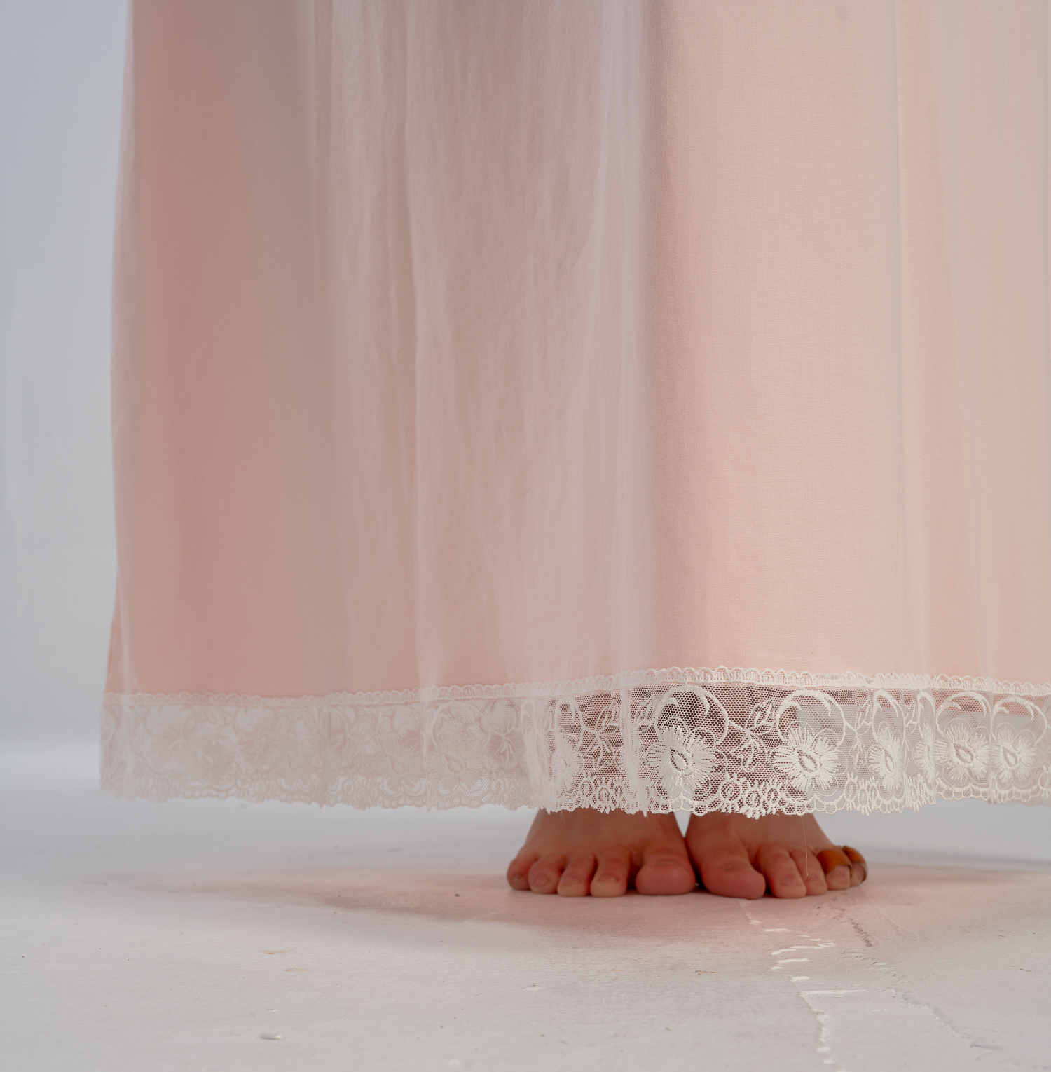 Stay cool and elegant in our maxi maternity nightgown with nursing clips and breathable fabric. Optional robe available. Sizes S–XXL in 5 soft colors.